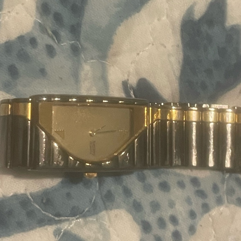 Seiko Gold and Silver Watch. Needs battery. Damaged and wear. - Picture 8 of 12